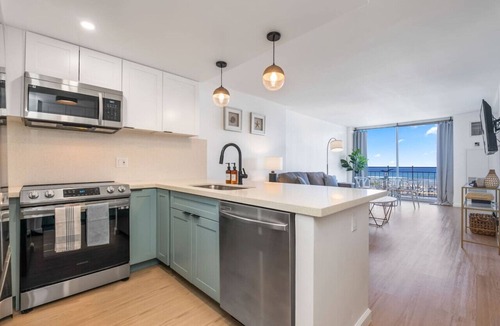 Waikiki Apartment | *Remodeled Oceanfront in Waikiki - Ilikai Marina