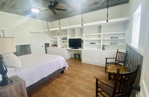 Weston House | Renovated 1-3 bedroom barn house, minutes to town