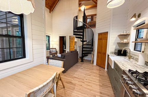 Bear Den Cabin | Renovated Cabin, Hot Tub Views!