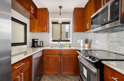 Diamond Head - Kapahulu - St. Louis Condo | Renovated Central 10th Floor Oceanfront Waikiki Apartment w/Amenities