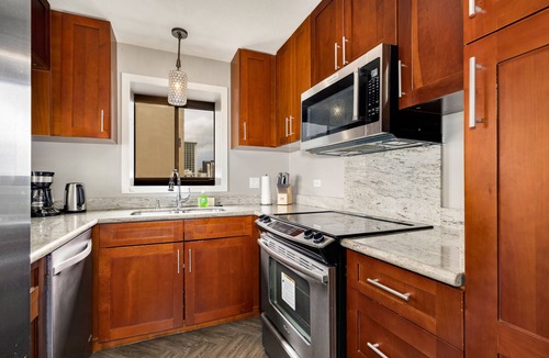 Diamond Head - Kapahulu - St. Louis Condo | Renovated Central 10th Floor Oceanfront Waikiki Apartment w/Amenities