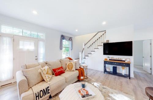 Pasadena House | Renovated, dog-friendly home with private pool, hot tub & stunning backyard