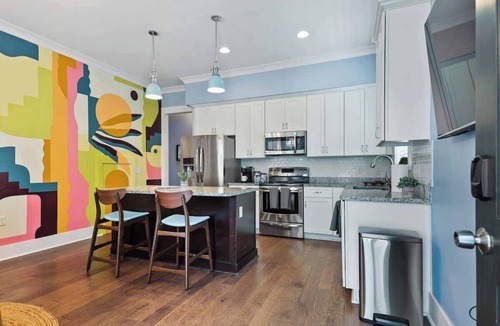 Dixon Park House | Renovated Dog Friendly Duplex Near Food & Fun! Fully Fenced Yard and Private Parking