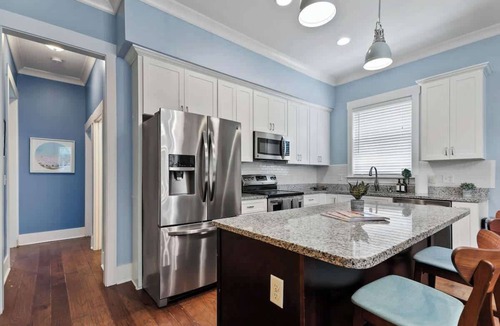 Dixon Park House | Renovated Dog Friendly Duplex Near Food & Fun! Fully Fenced Yard and Private Parking