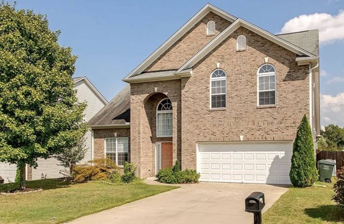 Taylors House | Renovated Family Home W/ Patio. 10 minutes from Downtown. Pet friendly!