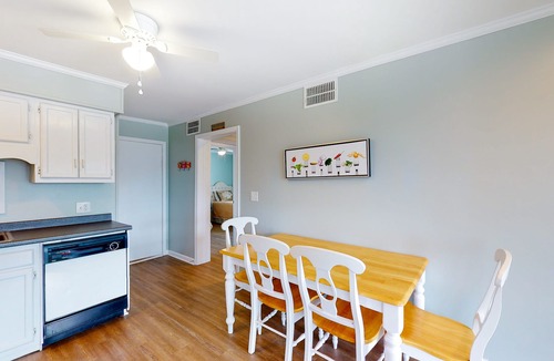 Morehead City Condo | Renovated First-Floor Oceanside Condo with Courtyard and Pool Views + Free WiFi