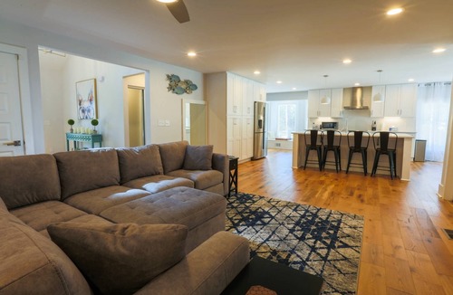 Mount Pleasant House | Renovated Home with 2 Decks & Backyard. Minutes to Shipyard Park, Charleston, Beaches & Boone Hall.