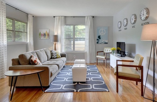 Windsor Park House | Renovated Mid Century Modern Home, 10 Mins to DT, Family/Pet Friendly, Fast WiFi