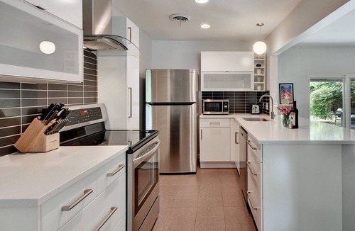 Windsor Park House | Renovated Mid Century Modern Home, 10 Mins to DT, Family/Pet Friendly, Fast WiFi