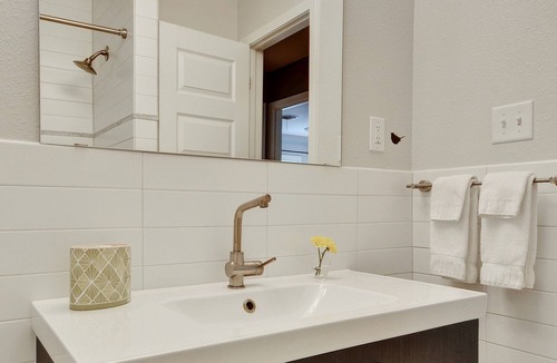 Windsor Park House | Renovated Mid Century Modern Home, 10 Mins to DT, Family/Pet Friendly, Fast WiFi
