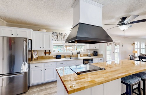 Orangeburg County House | Renovated Retreat w/Private Pool & Hot Tub