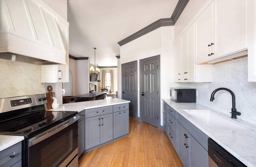 Old West Broad Neighborhood Condo | Renovated Townhome Near Forsyth Park | Parking