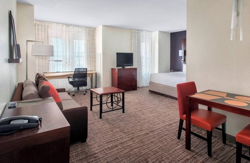 Eisenhower East Hotel | Residence Inn by Marriott Alexandria Old Town South at Carlyle