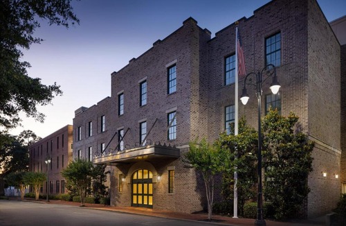 Old West Broad Neighborhood Hotel | Residence Inn Savannah Downtown Historic District