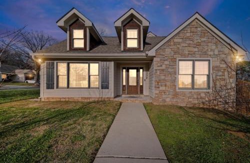 Biddleville House | Rest and Rally Retreat 5BR (7 beds) Skyline Views