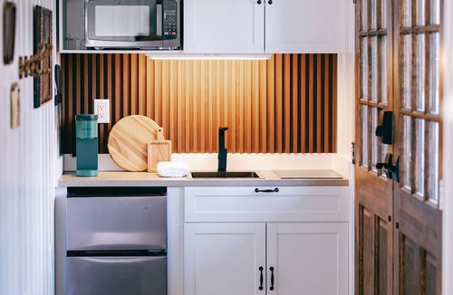 Tappahannock Apartment | Restored 1960s Motel, Luxe Studio Suite, Woodland Retreat