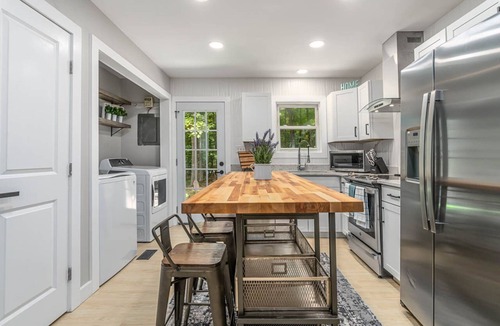 Raleigh House | Retreat to your own Refuge w/towering pines & oaks w/firepit close to everything