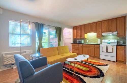 Barton Hills Condo | Retro Gold With a City View! Steps From Zilker
