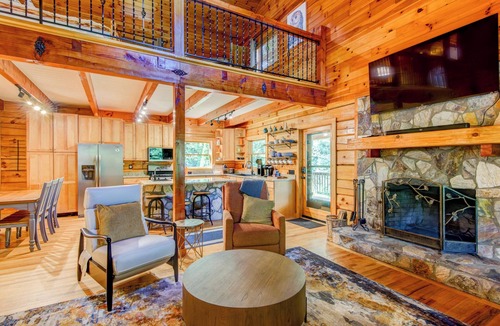 Blowing Rock House | Rhododendron Rendezvous | Pet Friendly Cabin near Blowing Rock | Fire pit | Hot Tub | Private!