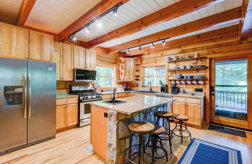 Blowing Rock House | Rhododendron Rendezvous | Pet Friendly Cabin near Blowing Rock | Fire pit | Hot Tub | Private!