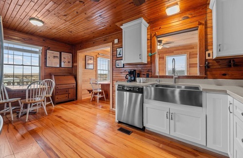 Nags Head Cottage | Ridge Retreat | Semi-Oceanfront | Historic Cottage