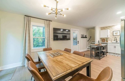 Clarkesville House | RIDGEVIEW RETREAT | HOT TUB | FIRE PIT AND GAMES