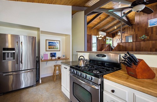 Kahaluu Bay House | Right at the Golf Course Across from the beach with Private Pool/Spa Parking AC