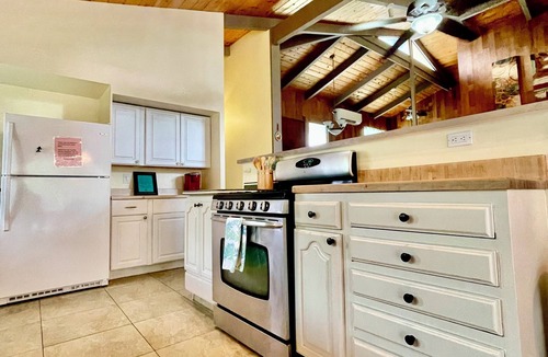 Kahaluu Bay House | Right at the Golf Course Across from the beach with Private Pool/Spa Parking AC