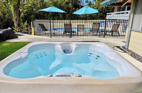 Kahaluu Bay House | Right at the Golf Course Across from the beach with Private Pool/Spa Parking AC
