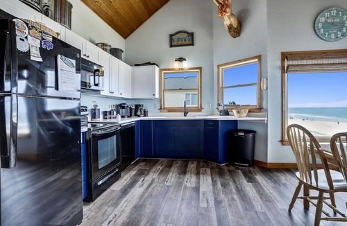 South Nags Head House | Right ON the OCEAN FRONT! AMAZING Ocean Vws! Pet Friendly!