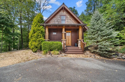 Elk Park Cabin | River Sound Cabin at Eagles Nest: Elk River Access | Huge Deck Over the River | Firepit