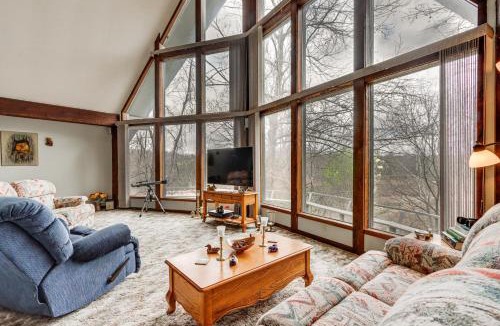 Treece House | Riverfront Baxter Springs Home w/Deck & Grill!
