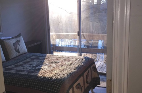 Wilburn Cabin | Riverfront Cabin on Exclusive Jon's Pocket!