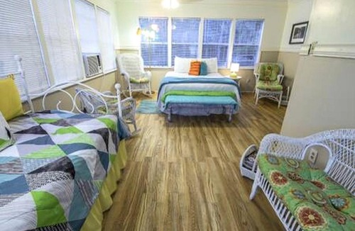 Karnack House | Riverfront Cottage with Fire Pit and Cozy Interior Perfect for Groups in Texas