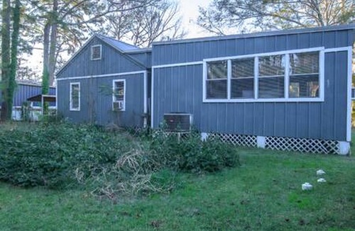 Karnack Cottage | Riverfront Cottage with Fire Pit and Cozy Interior Perfect for Groups in Texas