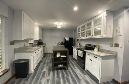 Dennis House | Riverfront, Fire Pit, Arcade room, Pool Table, Air Hockey, Table Tennis, kayaks!