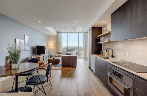 Rainey Street Historic District Condo | Riverside 30th floor penthouse Rainey St condo with the best view in Austin