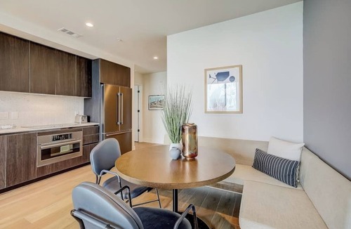 Rainey Street Historic District Condo | Riverside 30th floor penthouse Rainey St condo with the best view in Austin