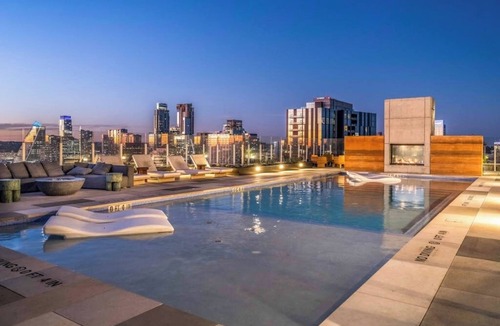 Rainey Street Historic District Condo | Riverside 30th floor penthouse Rainey St condo with the best view in Austin