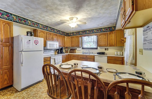 Bakers Summit House | Roaring Spring Horse Farm Getaway w/Game Room