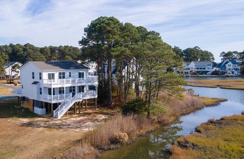 Captain's Cove House | Robert's Retreat | 5BR Marsh Views + Decks, Pools, Golf & Captain's Cove Amenities