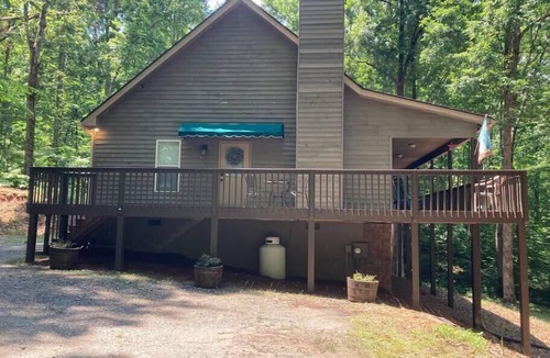 Cleveland House | Rocky Road Hideaway. close to Helen and Dahlonega