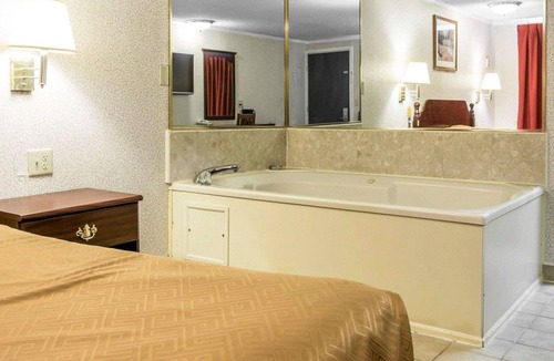 Madison Heights Hotel | Rodeway Inn Madison Heights - Detroit
