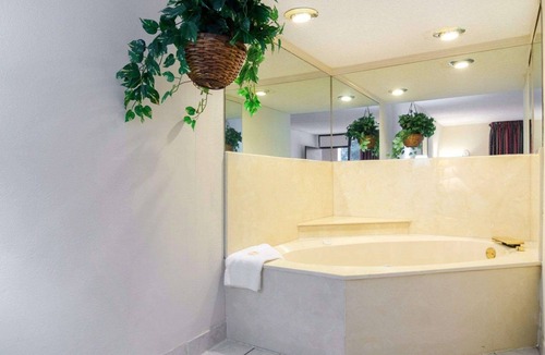 Norcross Hotel | Rodeway Inn Norcross