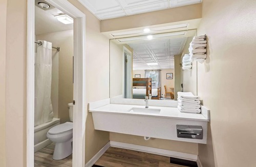 Oscoda Hotel | Rodeway Inn Oscoda