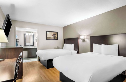 East Riverside Hotel | Rodeway Inn Waco Downtown near University