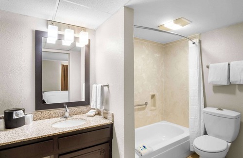 East Riverside Hotel | Rodeway Inn Waco Downtown near University