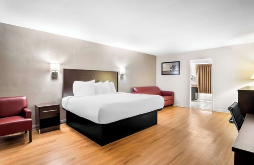 East Riverside Hotel | Rodeway Inn Waco Downtown near University