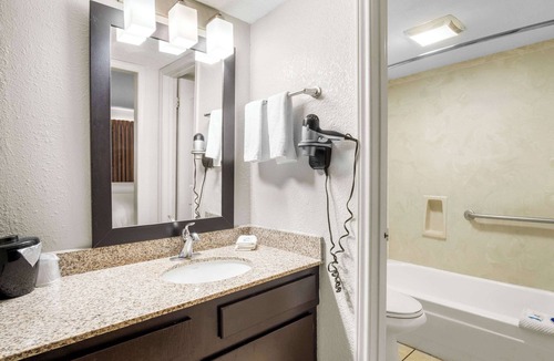 East Riverside Hotel | Rodeway Inn Waco Downtown near University