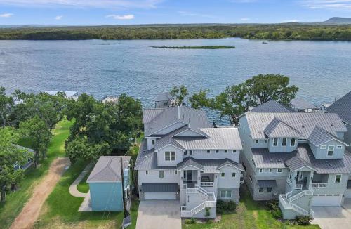 Kingsland House | Rolling Waves Haven Concierge Services Available